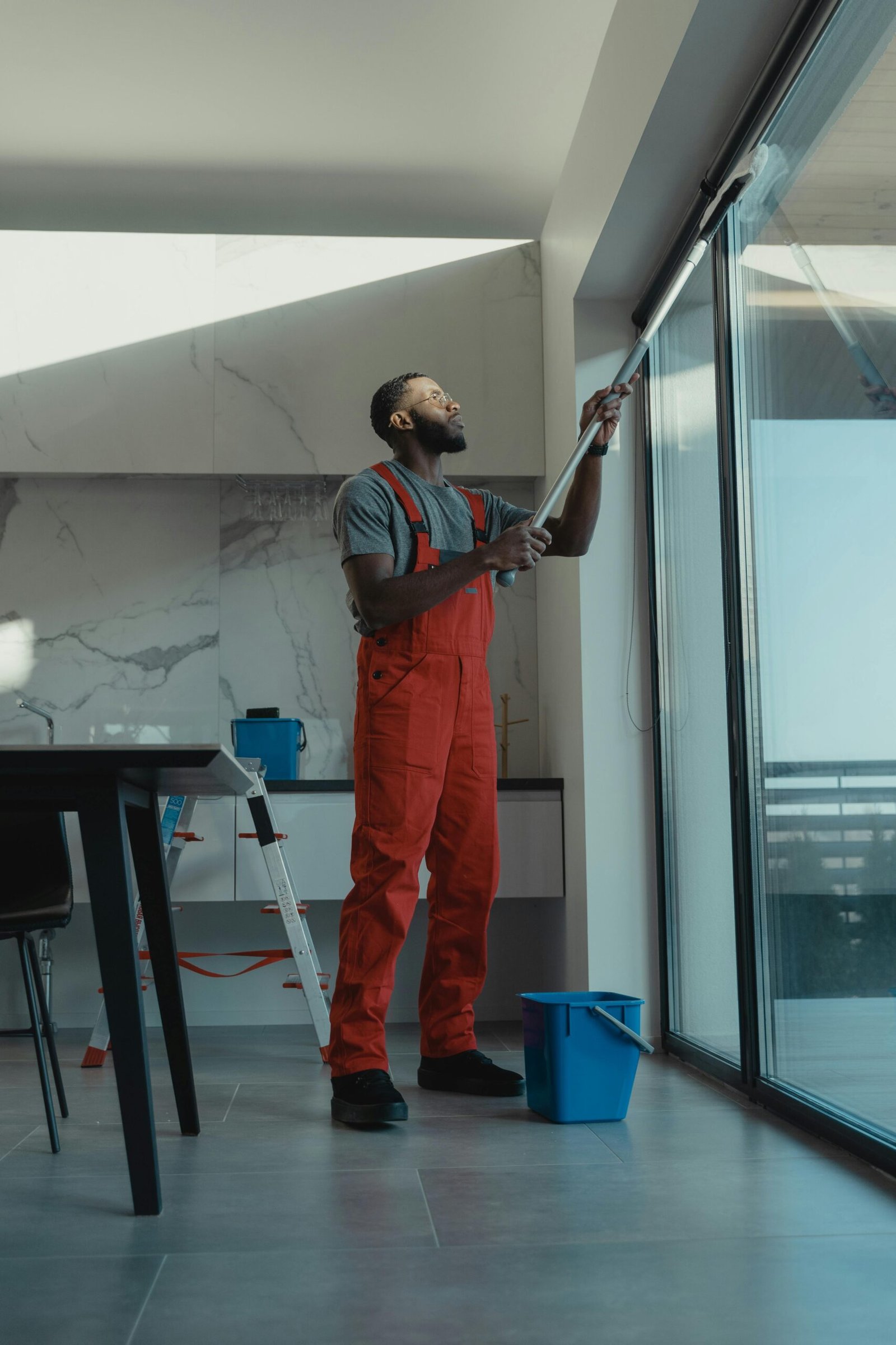 A guy cleaning office windows, Ecosparkl.